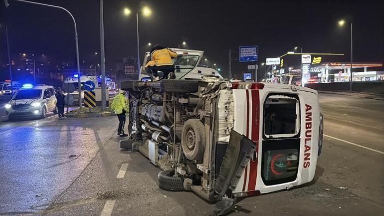 Otomobil ile çarpışan ambulans devrildi; 3 sağlık personeli yaralı