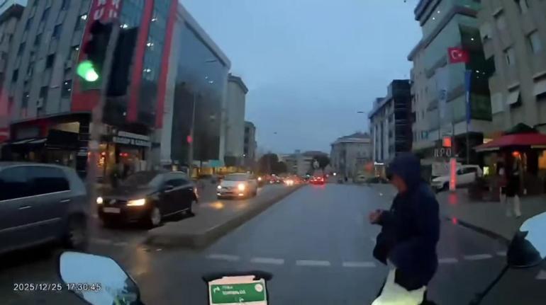 Maltepede kırmızı ışıkta caddeden karşıya geçen yayaya motosiklet çarptı