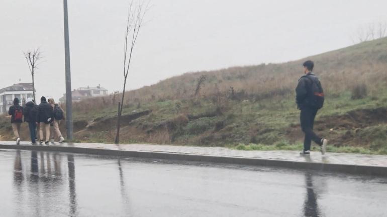 Arnavutköyde okul çıkışı otostopla eve giden öğrencilerden otobüs seferlerinin artırılması talebi