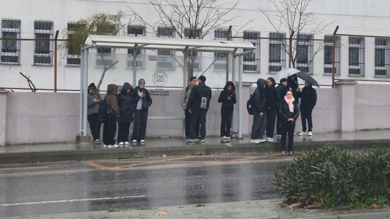Arnavutköyde okul çıkışı otostopla eve giden öğrencilerden otobüs seferlerinin artırılması talebi