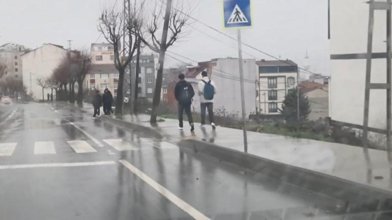 Arnavutköyde okul çıkışı otostopla eve giden öğrencilerden otobüs seferlerinin artırılması talebi