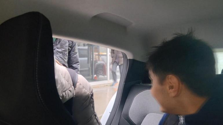 Arnavutköyde okul çıkışı otostopla eve giden öğrencilerden otobüs seferlerinin artırılması talebi