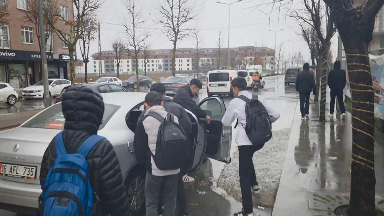 Arnavutköyde okul çıkışı otostopla eve giden öğrencilerden otobüs seferlerinin artırılması talebi