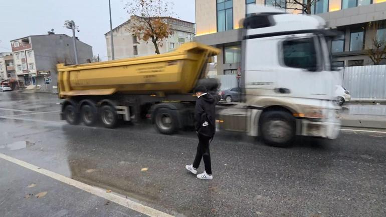Arnavutköyde okul çıkışı otostopla eve giden öğrencilerden otobüs seferlerinin artırılması talebi