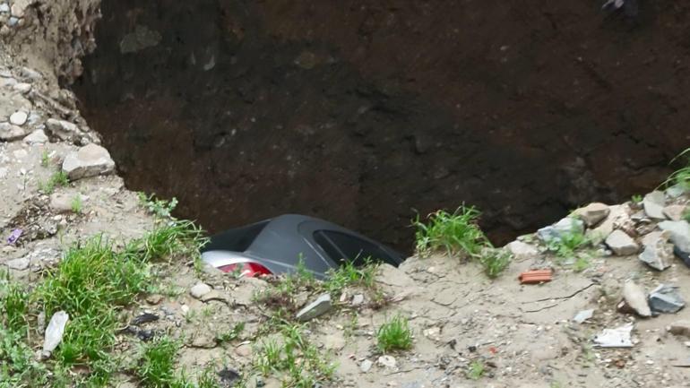 Esenyurt’ta park halindeyken arazide oluşan göçüğe düşen otomobilin sahibi: Bu arabadan çok çektim, üstünü gömün gitsin