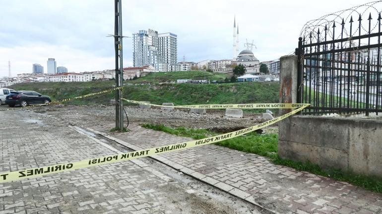 Esenyurt’ta park halindeyken arazide oluşan göçüğe düşen otomobilin sahibi: Bu arabadan çok çektim, üstünü gömün gitsin