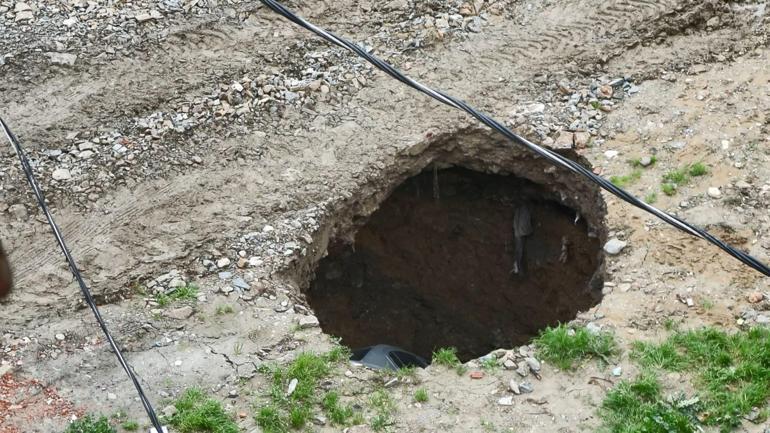 Esenyurt’ta park halindeyken arazide oluşan göçüğe düşen otomobilin sahibi: Bu arabadan çok çektim, üstünü gömün gitsin