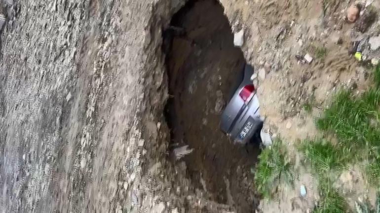 Esenyurt’ta park halindeyken arazide oluşan göçüğe düşen otomobilin sahibi: Bu arabadan çok çektim, üstünü gömün gitsin