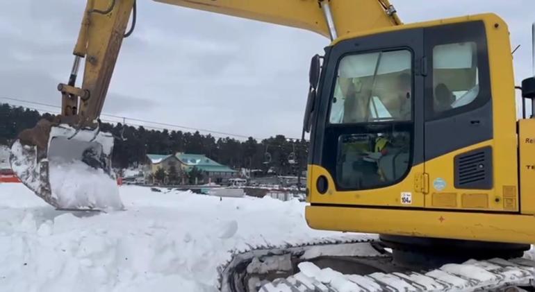 Sarıkamışta şehit askerler anısına yapılacak heykeller için kar toplanıyor
