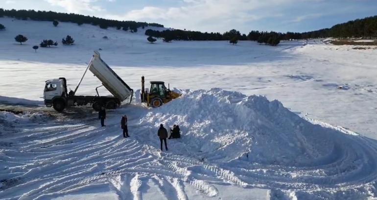 Sarıkamışta şehit askerler anısına yapılacak heykeller için kar toplanıyor