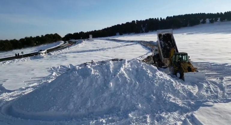 Sarıkamışta şehit askerler anısına yapılacak heykeller için kar toplanıyor
