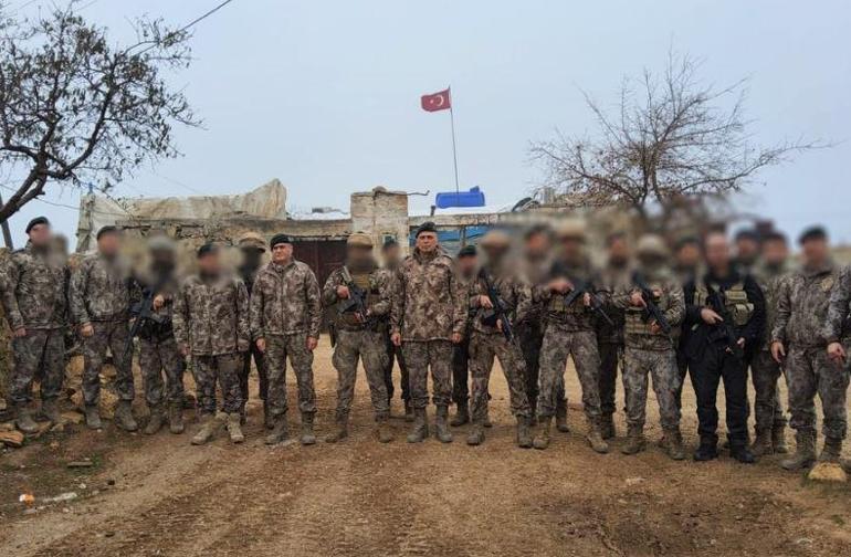 Özel Harekat Başkanı Hayal, Suriyedeki üs bölgelerini ziyaret etti