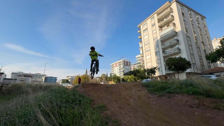 Mahalle aralarında yetişen bisiklet şampiyonlarından Gençlik ve Spor İl Müdürüne ziyaret