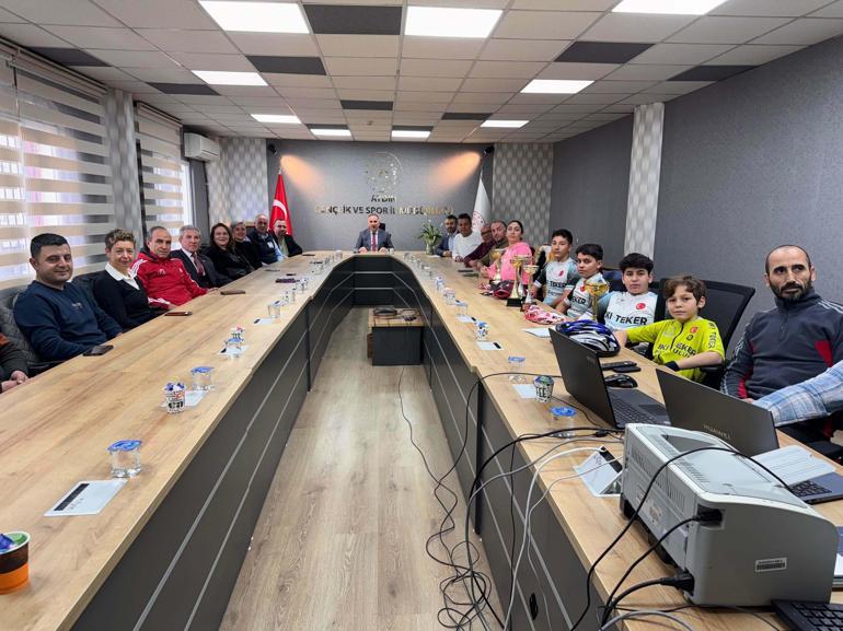 Mahalle aralarında yetişen bisiklet şampiyonlarından Gençlik ve Spor İl Müdürüne ziyaret
