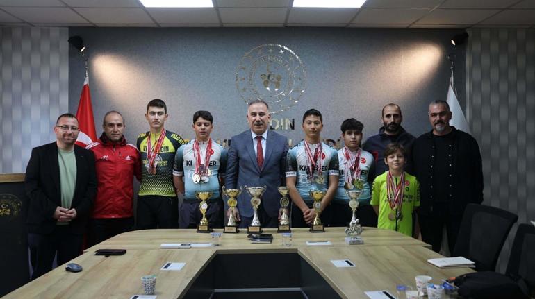 Mahalle aralarında yetişen bisiklet şampiyonlarından Gençlik ve Spor İl Müdürüne ziyaret