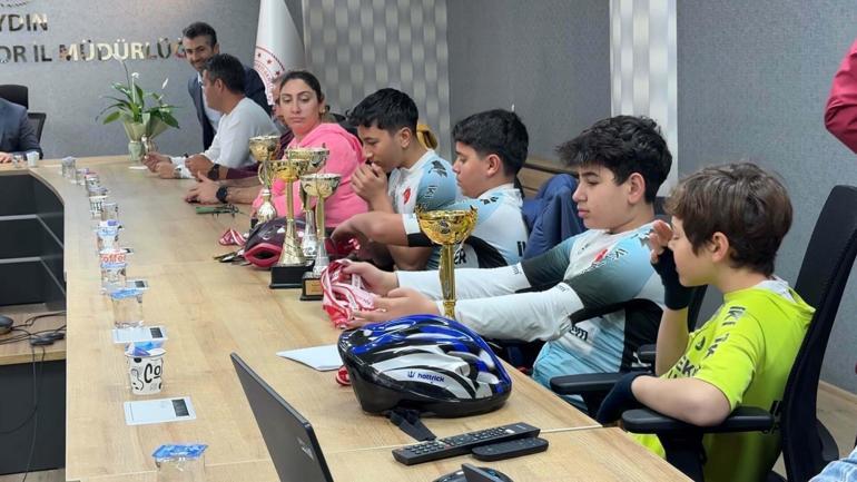 Mahalle aralarında yetişen bisiklet şampiyonlarından Gençlik ve Spor İl Müdürüne ziyaret