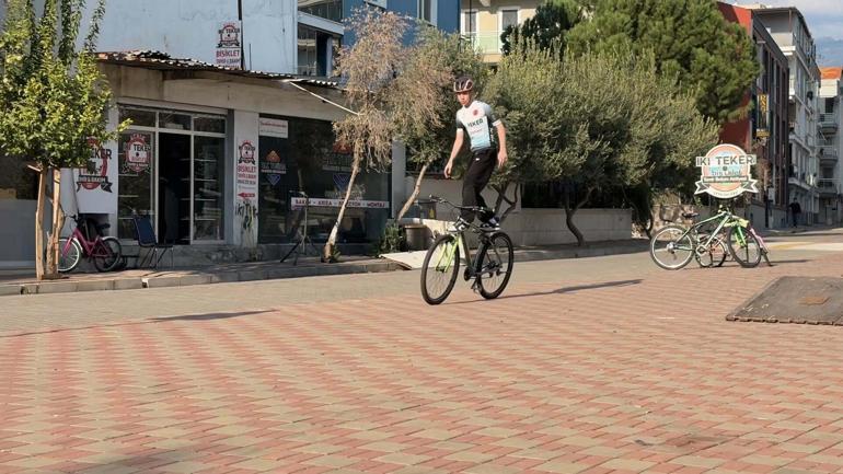 Mahalle aralarında yetişen bisiklet şampiyonlarından Gençlik ve Spor İl Müdürüne ziyaret