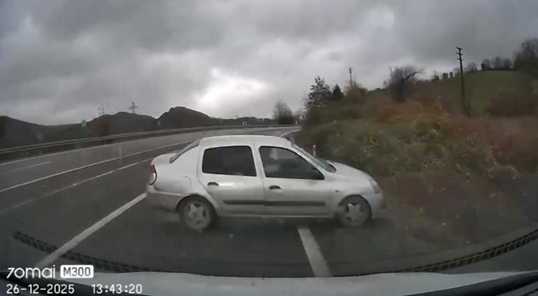 Karşı yöne geçen otomobil ile minibüsün çarpıştığı kaza kamerada