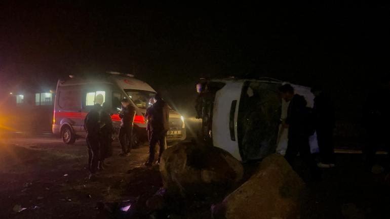 Diyarbakır’da işçi servisi minibüsü devrildi: 16 yaralı