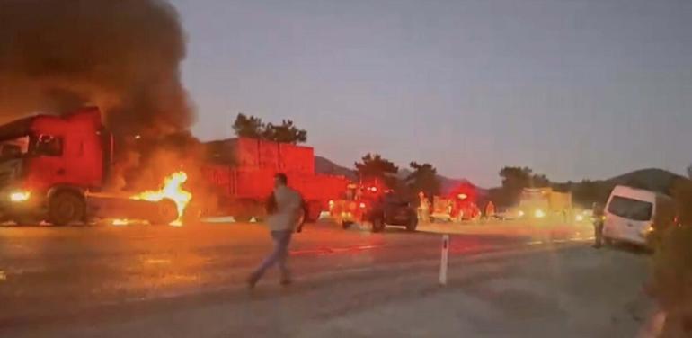 Muğla’da tuğla yüklü TIR yandı