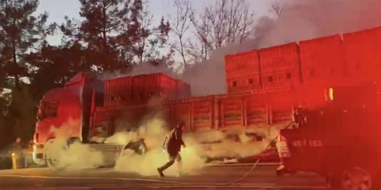 Muğla’da tuğla yüklü TIR yandı