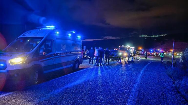 Manisa’da iki otomobil çarpıştı; 3 ölü, 1 yaralı