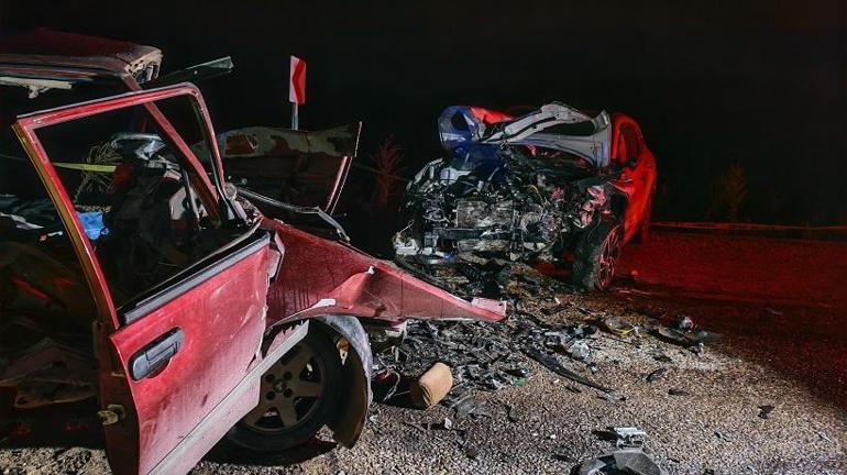 Manisa’da iki otomobil çarpıştı; 3 ölü, 1 yaralı