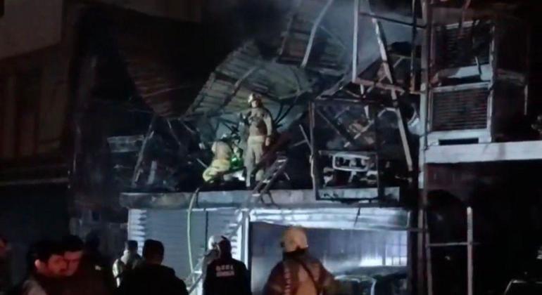 Başakşehirde 2 katlı iş yerinde yangın