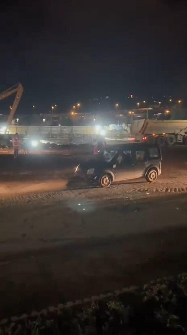 Trafik tartışmasında hafif ticari aracına sopayla saldırılan sürücü, 3 araca çarptı; o anlar kamerada