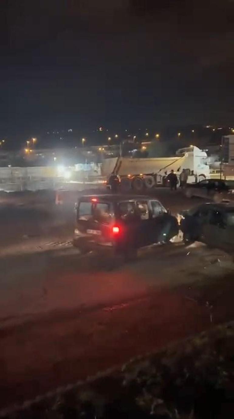 Trafik tartışmasında hafif ticari aracına sopayla saldırılan sürücü, 3 araca çarptı; o anlar kamerada