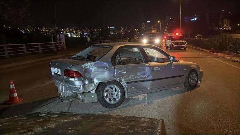 Hafif ticari araç ile otomobil çarpıştı; 3 yaralı