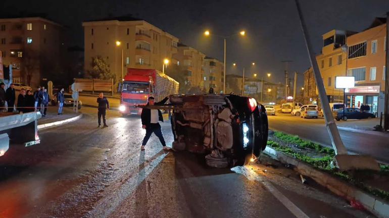 Bursada takla atan otomobil, direğe çarptı; Kaza anı kamerada