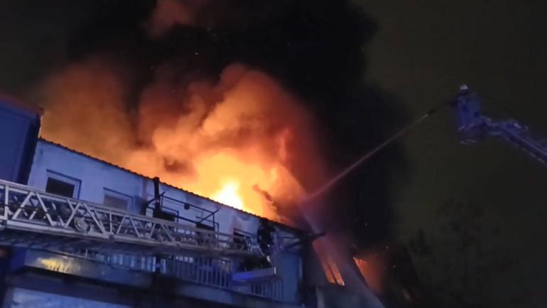 Oto yedek parça dükkanında çıkan yangın, bitişiğindeki iş yerine sıçradı