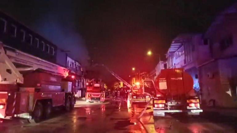 Oto yedek parça dükkanında çıkan yangın, bitişiğindeki iş yerine sıçradı