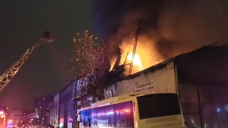 Oto yedek parça dükkanında çıkan yangın, bitişiğindeki iş yerine sıçradı