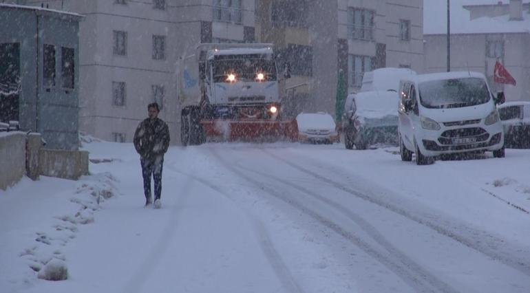 Yüksekovada kar yağışı etkili oldu