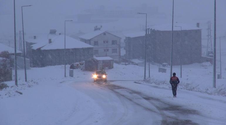 Yüksekovada kar yağışı etkili oldu
