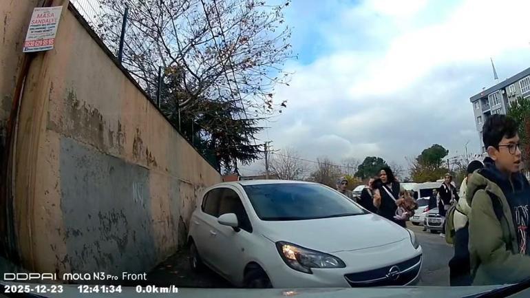Okuldan çıkan öğrencilerin üzerine otomobilini sürdü; o anlar kamerada