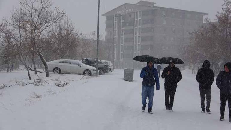 Bitliste kar yağışı; 180 köy yolu ulaşıma kapandı