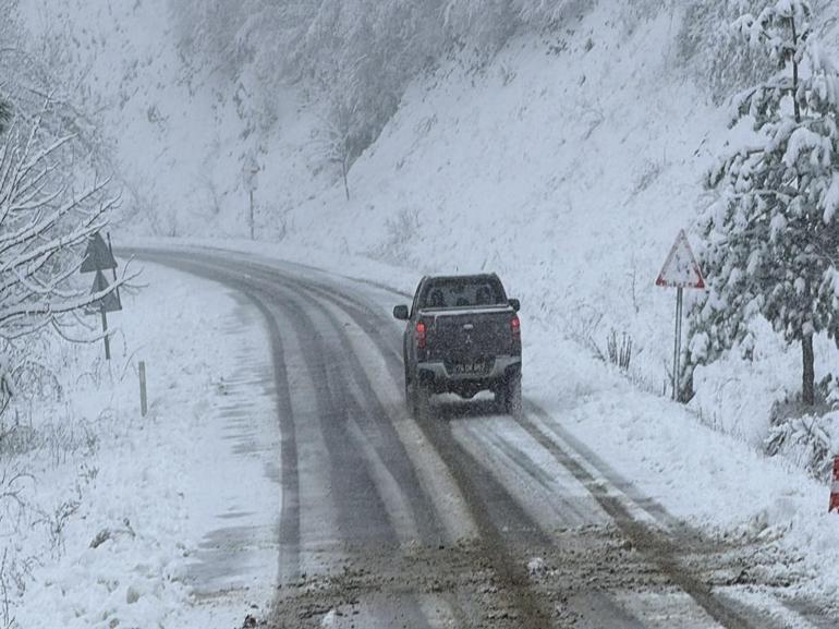 Bartında kar yağışı nedeniyle 5 köy yolu ulaşıma kapandı