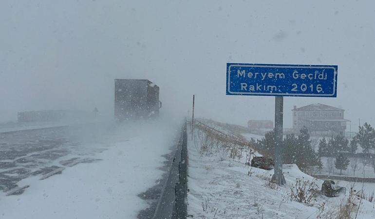 Ardahan’da kar yağışı ulaşımı etkiledi
