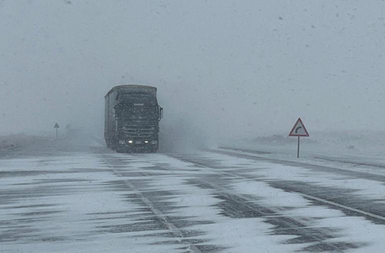 Ardahan’da kar yağışı ulaşımı etkiledi