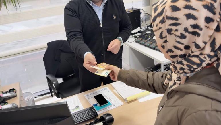 Bilet gişesi önünde düşürülen 250 avro, sahibi bulunup teslim edildi