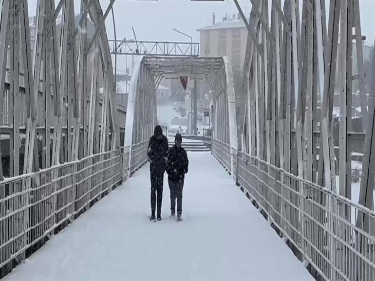 Ardahan’da kar yağışı ulaşımı etkiledi