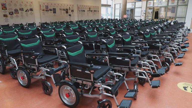 134 engelli öğrenciye akülü sandalye hediye edildi
