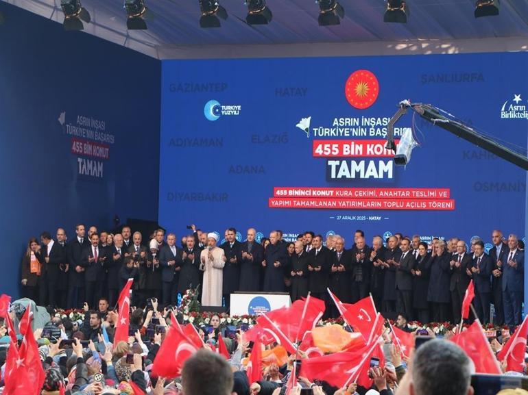 Cumhurbaşkanı Erdoğan: Sözlerimizi tutmanın bahtiyarlığıyla aziz milletimizin karşısındayız