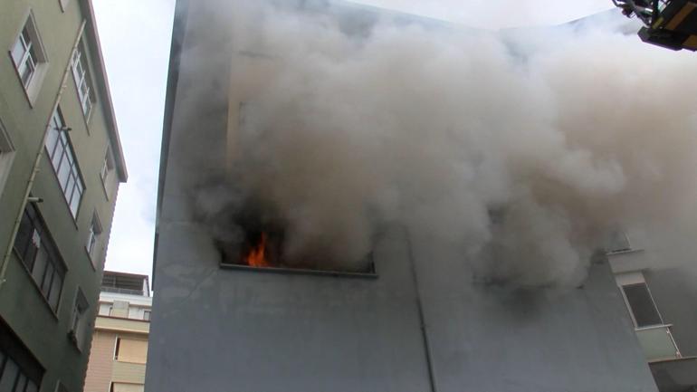 Çekmeköy’de 3 katlı binanın giriş katındaki depoda çıkan yangın söndürüldü