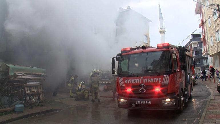 Çekmeköy’de 3 katlı binanın giriş katındaki depoda çıkan yangın söndürüldü