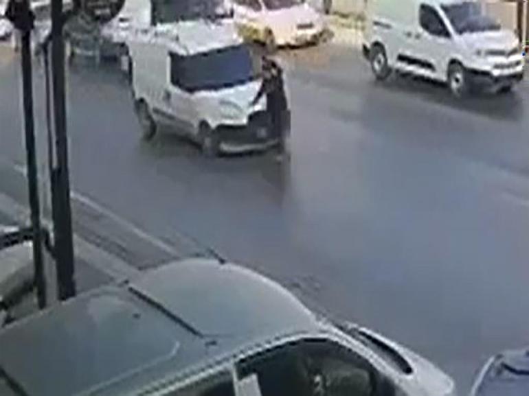 Hafif ticari aracın yayaya çarptığı kaza kamerada