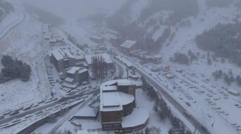 Palandöken’de kar kalınlığı 70 santimetreyi geçti; kayak merkezi dronla görüntülendi